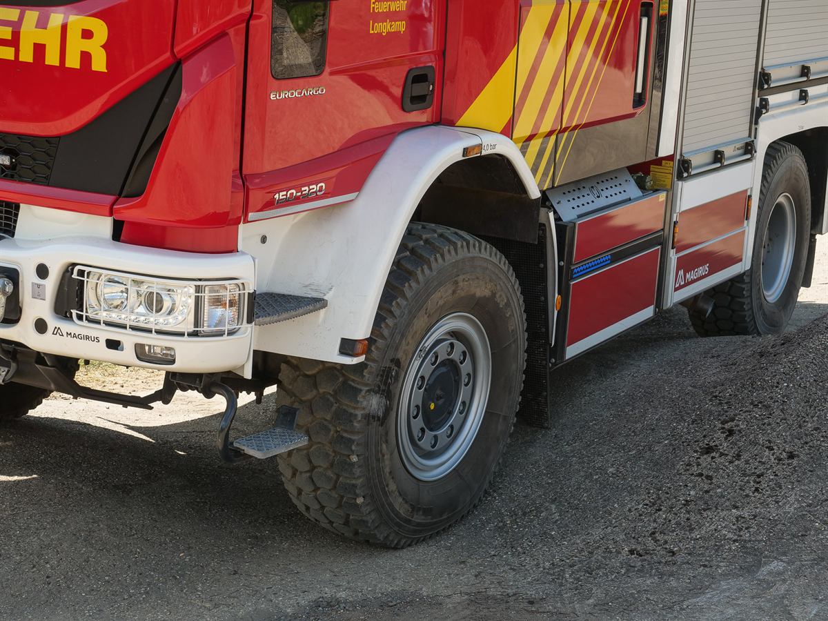 Detailaufnahme des Fahrgestells eines geländegängigen Einsatzfahrzeugs