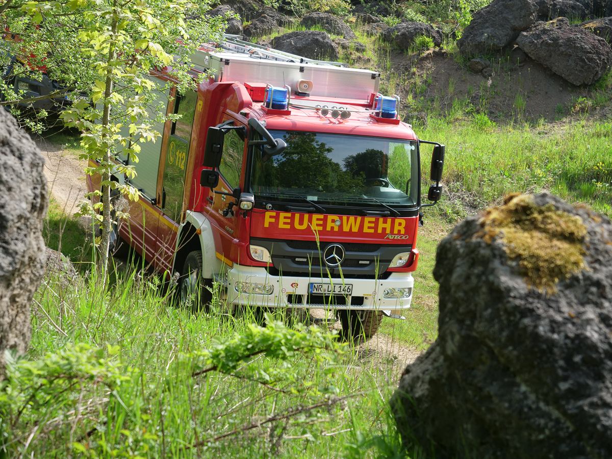 Feuerwehrfahrzeug auf einer felsigen Geländepassage